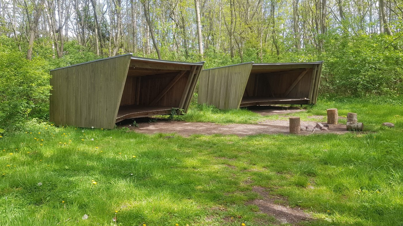 Tobøl shelterplads — open-fronted wooden lean-to with fire pit