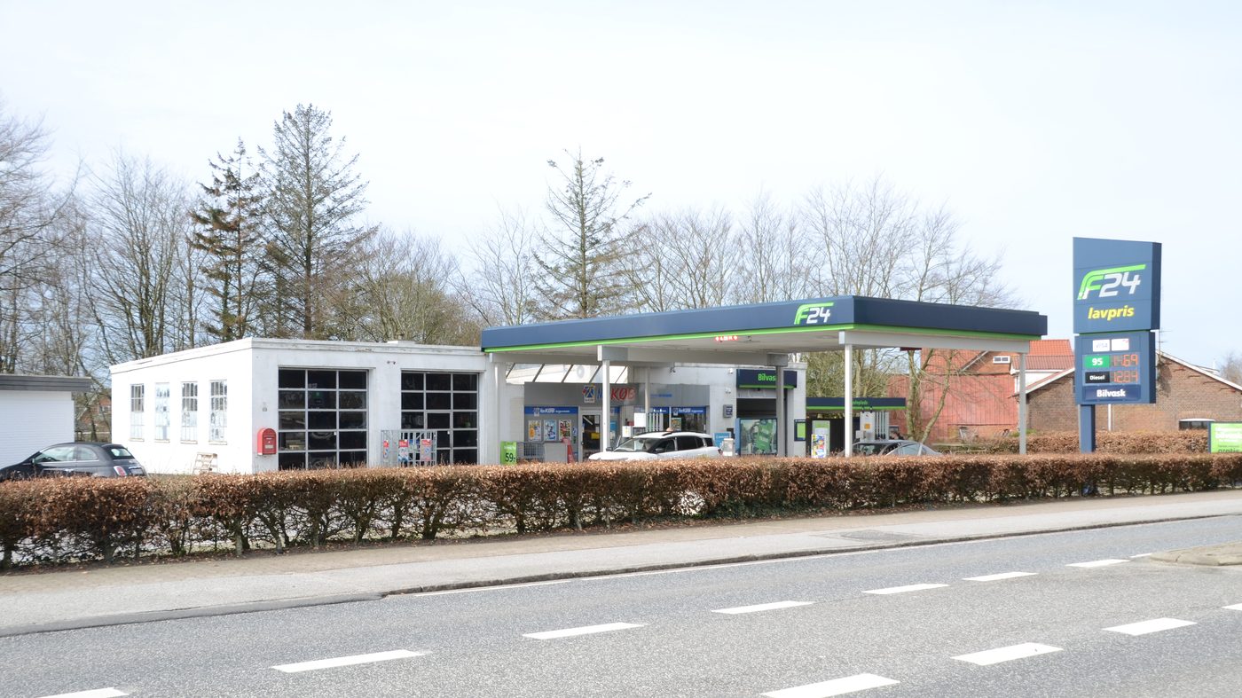 F24 automated filling station at Tøndervej in Skærbæk, Denmark — a small unstaffed pump island with the F24 yellow signage
